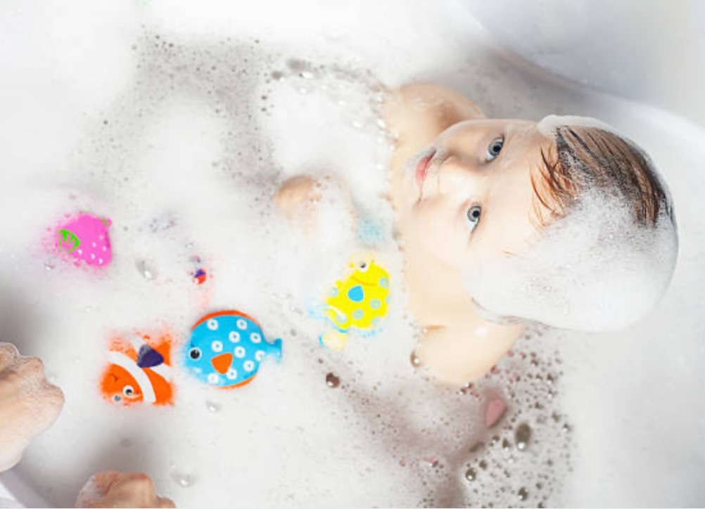Child playing with foam in tub Using a Shampoo & Body Wash Combo