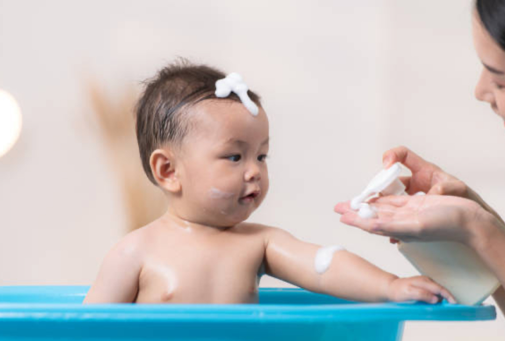 Parent using Mustela Baby Gentle Cleansing Gel Baby Hair & Body Wash on child